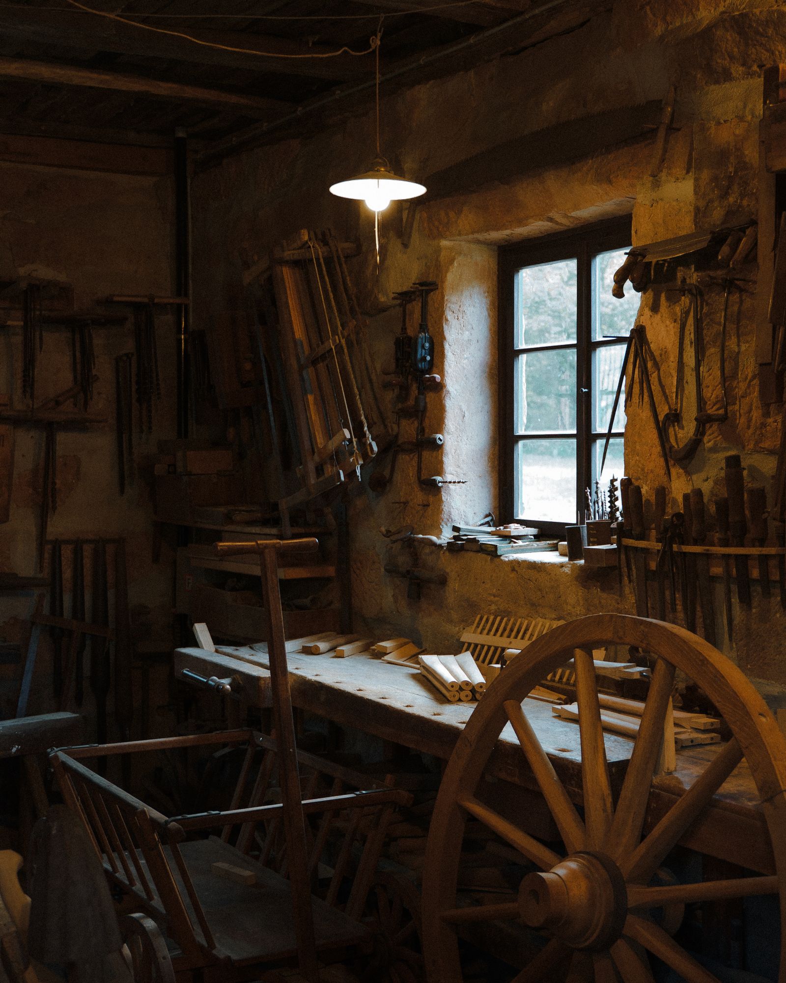 Ruhiger Werkstattraum mit Holz und Werkzeug