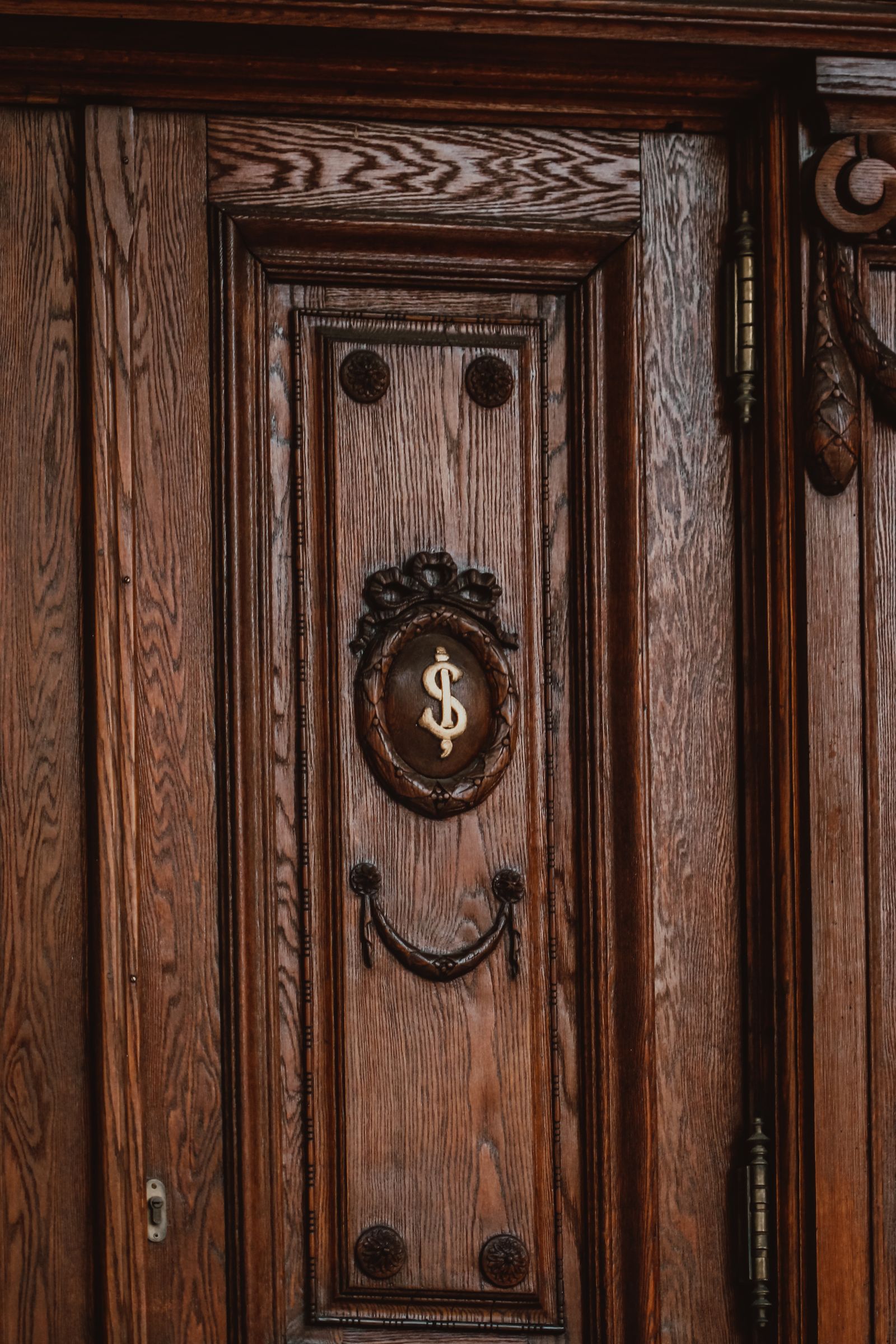 Massive Innentür aus Eiche mit verdeckten Bändern, sauber in den Stock eingepasst