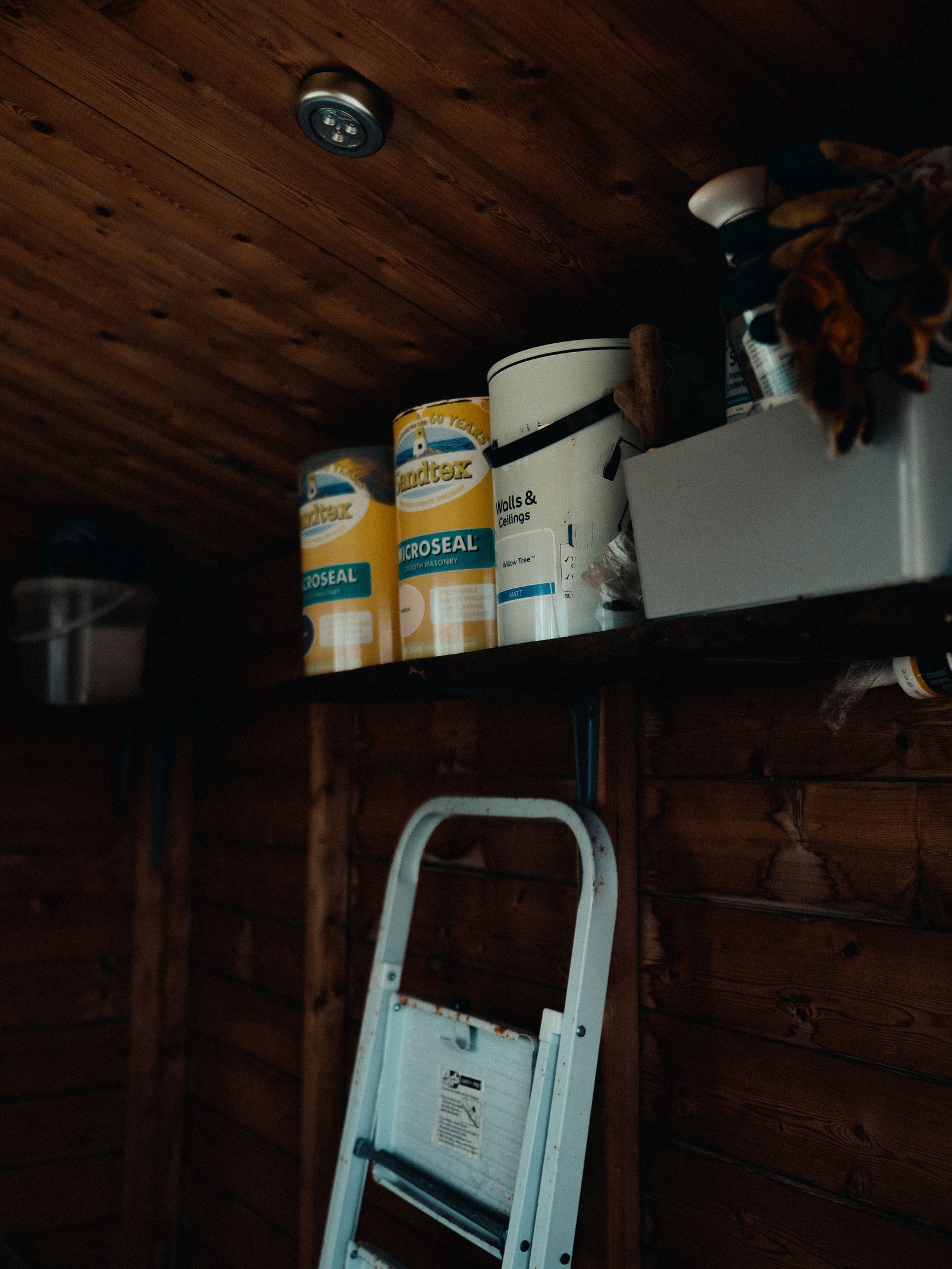Innenraum einer Holzwerkstatt mit Werkzeug und Material
