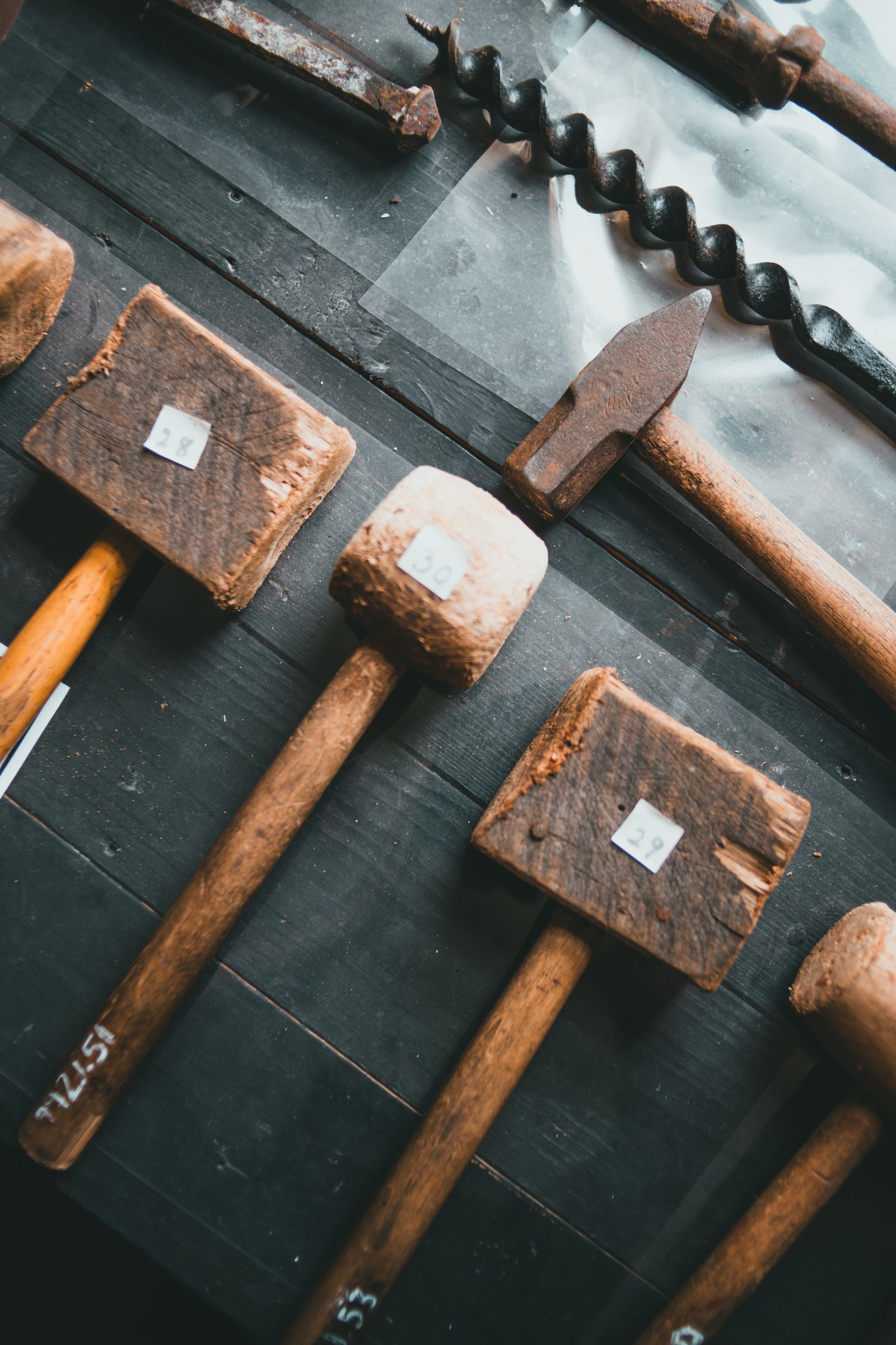 Tischlerwerkzeug aus Holz und Stahl, ordentlich aufgelegt